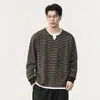 Novidade Outono/Inverno 2026: Moletom Masculino Casual Tendência Moda Americana High Street Manga Longa Gola V Listrado com Design Falso de Duas Peças