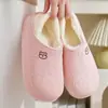 Chinelos de inverno femininos de algodão com forro de pelúcia, calcanhar fechado, confortáveis para uso doméstico, chinelos de pelúcia para ambientes internos para casais, chinelos de algodão quentes de inverno para homens