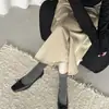 Elegantes zapatos de tacón alto tallados retro para mujer 2026 Nuevo estilo coreano de primavera punta cuadrada pequeña lazo tacón grueso zapatos de salón