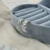 Pendientes de flor plateada de nicho único anillo pendientes de verano para mujer 2025 nueva explosión lujo ligero alto sentido anillo de oreja