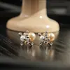 Pendientes de Flor de Perla Incrustados de Diamantes Color Suave Contrastante Estilo Francés Aguja de Plata Lujo Ligero Gama Alta Nicho Simples Versátiles