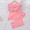 Conjunto simples de verão feminino: blusa de manga curta de modal com bojo no peito e calça reta. Pode ser usado como peça única ou como base.