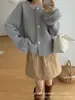 Cardigã de tricô suave e macio estilo coreano para mulheres, com detalhes de pérolas, gola redonda, punhos fofos, corte solto e um toque confortável e elegante, perfeito para o outono e inverno.