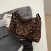 La popular bolsa de gran capacidad con estampado de leopardo para mujer de este año es el nuevo estilo de moda 2026, un bolso de hombro tipo tote elegante y de buen aspecto para el día a día.