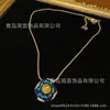 Estilo Occidental Chapado en Cobre Antiguo con Oro de 18K, Color Dorado Vintage con Esmalte Azul, Presentando un Diseño Circular de Piedra Natural en el Centro
