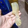Un gran suministro de peines de cuerno de cristal productos de cuerno amarillo africano peluquería protección del cabello Peines 15-21 mango redondo tallado