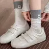 Meias de Cano Médio Estampa Urso Cartoon Branco e Cinza Outono/Inverno Estilo Japonês Meias com Laço Floral Babado Meias de Algodão Sem Costura Fofas Femininas