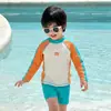 Maiô Infantil de Manga Longa Verão 2025 Novo Estilo Calça de Praia à Beira-Mar Traje de Banho Dividido para Meninos Proteção Solar Secagem Rápida Resistente ao Cloro