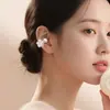 Hebilla de Cristal con Degradado Rosa y Blanco Flor de Durazno Hebilla de Oreja para Auriculares Bluetooth Inalámbricos Hebilla de Oreja Desmontable Hebilla de Diamante Joyería de Moda Decorativa