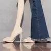 Zapatos de tacón de bloque puntiagudos color nude con hebilla en V, estilo delicado y femenino, 2026 Nuevos Tacones Altos Versátiles de Estilo Francés