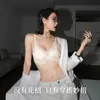Lingerie de renda francesa, projetada para mulheres com seios pequenos, apresenta um estilo sexy e sedutor, é sem aro para conforto e vem na cor branca.. É um sutiã fino e leve adequado para o verão