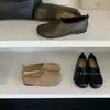 Sapatos sociais de corte baixo, sapatilhas de bico redondo, novo design versátil estilo francês, coleção de verão 2026, sapatos baixos femininos, sola de couro de porco, sola macia, cabedal macio
