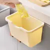 Cubo de basura colgante para cocina para uso doméstico, contenedor de almacenamiento de plástico para residuos de cocina, específicamente para puertas de gabinetes, papelera colgante para sala de estar y baño