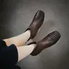Jiezhou Colección Otoño 2026: Botines cortos hechos a mano, de punta cuadrada, fabricados con piel de flor, con cremallera trasera y un delicado tacón de aguja, diseñados para mujer.