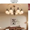 Lámpara de araña vintage para sala de estar estilo francés, iluminación principal retro americana de alta gama para el vestíbulo, nuevo modelo 2026 lámpara de madera de nogal