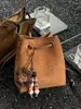 Este año, los bolsos tipo cubo de estampado de leopardo de moda son tendencia en el mercado de exportación.. Aquí está la nueva colección 2026: un bolso de hombro y bandolera retro y versátil para mujer