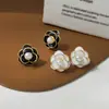 Brincos de clip para orelha com camélia em esmalte gota retrô francês sem furo na orelha, femininos, clássicos, preto e branco, de alto padrão, pérola, atacado