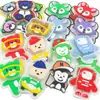 Pruebas de Muestra del Nuevo Producto: Insignia de Plástico de Dibujos Animados para Niños que se Ilumina del Rey Jiji, Sello de Goma, Insignia Impermeable