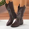 Botas de cavaleiro bordadas de outono e inverno de tamanho grande para mulheres, de comércio exterior europeu e americano, bico fino, salto quadrado, botas longas bordadas transfronteiriças, atacado no Wish