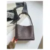 Bolso de cubo tejido a mano modelo 226 transfronterizo, bolso de hombro de moda de lujo ligero vintage de alto valor madre-hija para mujer