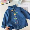 Roupas Infantis Japonesas e Coreanas~Novo Estilo Primavera/Verão 2026 Camisas com Gola Estampadas de Carros Fofos para Meninos e Meninas, Camisas Jeans Estilosas para Bebês