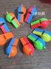 Novo apito de brinquedo de plástico de futebol de duas cores, apito de brinquedo de atividade, apito de resgate, fábrica de atacado