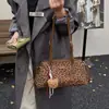 Bolsa de Axila Estampa de Leopardo Feminina Grande Capacidade Bolsa para Trabalho e Deslocamento 2025 Nova Bolsa de Mão Outono e Inverno Textura Retrô Bolsa de Ombro