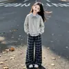 Conjunto para Meninas Outono 2026 Novo Elegante da Moda Infantil Falso Duas Peças Top Menina Xadrez Conjunto Longo de Duas Peças