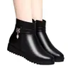 Botas Cortas de Cuero Suave Cálidas de Invierno 2026 Zapatos de Algodón Botas de Algodón Suela Suave Cálida Antideslizante Botas Engrosadas de Terciopelo Adicional para Mujer