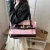 Bolso de mano de moda y alta gama para mujer, nuevo estilo 2026, bolso de hombro con bloques de color moderno, bolso tote versátil para el hombro para el día a día.