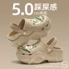 Sapatos Croc Femininos de Verão para Usar por Cima com Solado Grosso Nova Moda 2024 Sandálias e Chinelos de Dedo para Praia e Litoral para Mulheres