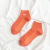 Nuevos calcetines de punto doble bordados de margarita de color liso para primavera y verano, transpirables, absorbentes de sudor, calcetines tipo mocasín para mujer, calcetines de moda para dama, venta al por mayor