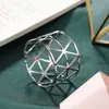 Anéis de Guardanapo Triangulares de Metal Galvanizado Luxo Leve Utensílios de Mesa de Hotel Decoração de Mesa Suportes de Guardanapo Vazados Dourados Venda por Atacado