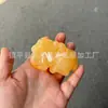 Ornamento de mão de jade afegão natural, cabo de nogueira estrela-lua, ornamento de bule de jade, selo leão Pixiu laranja de jade amarelo