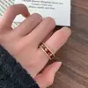 Anillo abierto con cruz de plata de estilo moderno para mujer, ligero, de lujo, con diseño de nicho, anillo de pareja con personalidad de alta calidad.