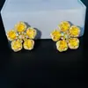 Brincos de Flor de Luxo Leve de Alta Qualidade para Mulheres com Enfeites de Orelha de Strass Versátil Moda Estilo Exquisito Enfeites de Orelha