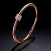 Pulsera de Acero de Titanio para Mujer con Diamantes, Versátil y de Nicho, Pulsera de Acero Inoxidable de Lujo Ligero que No se Descolora y se Puede Usar en la Ducha