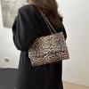 A bolsa popular super em alta deste ano com estampa de leopardo 2024 novo estilo bolsa de ombro/axila versátil bolsa quadrada pequena com alça de corrente