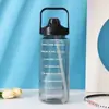 Botella de agua deportiva elegante de gran capacidad para entusiastas del fitness con pajita, vaso de plástico portátil resistente a altas temperaturas
