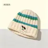 Gorro de punto a rayas bordado con cachorro lindo para mujer, estilo coreano de otoño e invierno, versátil, adelgazante para la cara, circunferencia de cabeza grande, gorro cálido
