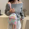2025 Nuevo Tela de Nylon Gran Capacidad Manchado Casual Fresco Pequeño Color Caramelo Textura Hilo de Bordar Mochila Portátil