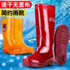 Botas de chuva masculinas de cano alto, sem forro, na cor marrom com detalhes vermelhos, antiderrapantes, impermeáveis e resistentes ao desgaste, adequadas para uso em cozinhas como botas de chuva ou sapatos de água.