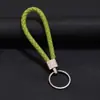 Llavero colgante de cuerda de cuero tejido de fábrica con cabeza de plástico para pareja, llavero de coche de cuero, colgante, accesorios, venta al por mayor