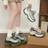 Zapatillas de plataforma gruesa estilo europeo para aumentar la altura, para mujeres menudas, nuevo modelo de otoño 2026, versátiles, ligeras, cómodas, zapatillas casuales