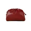 Bolsa Plissada de Couro Macio Feminina 2024 Nova Bolsa Clutch Simples Bolsa de Festa Cor Sólida Textura Bolsa de Ombro Transversal Bolsa de Clipe
