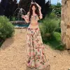 Atuendo para vacaciones en la playa para mujer: un hermoso y deslumbrante top de una sola manga con estampado floral combinado con una falda larga, un conjunto de dos piezas para el verano