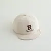 2025 nueva versión coreana de gorra de béisbol para niños gorra de bebé con letra R linda gorra para el sol para salir súper linda para bebé