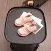 Sapatos de Couro para Meninas 2026 Primavera e Outono Novo Estilo Coreano Sapatos de Princesa com Laço de Pérola Versáteis da Moda Sapatilhas Infantis