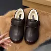 Sapatos de Algodão Pelúcia Quentes de Inverno Nordeste Sapatos de Algodão Peludos Espessados Novos 2025 Sapatos Birkenstock Retro Baotou Femininos