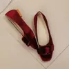 Comercio electrónico transfronterizo estilo comercio exterior Talla grande tamaño super grande Punta cuadrada cruzada Zapatos de vestir de corte bajo talla grande zapatos de mujer